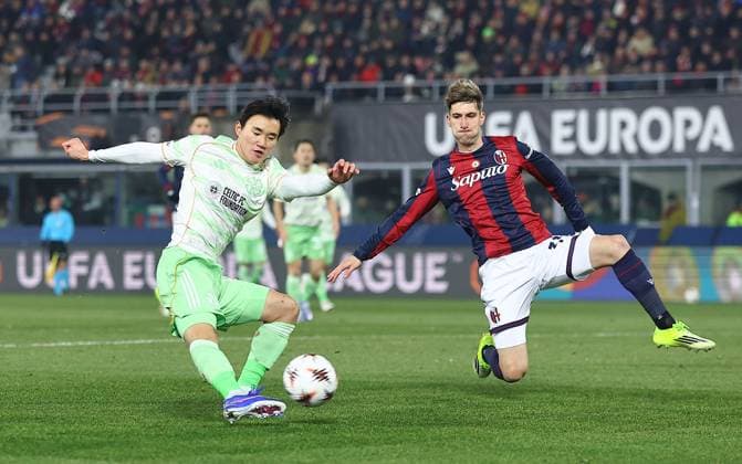 Yang Hyun-Jun of Celtic has a shot despite the attentions of Juan Miranda of Bologna Bologna v Celtic, UEFA Europa League, Group Stage, Football, Renato Dall Ara Stadium, Bologna, Italy - 22 Jan 2026Bologna Renato Dall Ara Stadium Italy EDITORIAL USE ONLY No use with unauthorised audio, video, data, fixture lists, club league logos or live services. Online in-match use limited to 120 images, no video emulation. No use in betting, games or single club league player publications. Copyright: xMichaelxZemanek Shutterstockx 16348366dc