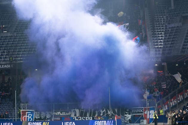 22 01 2026, Salzburg, Stadion Salzburg, Europa League: RB Salzburg - FC Basel, Basel supporters with smoke in Austria Salzburg colors Salzburg Stadion Salzburg Salzburg Austria Copyright: xJustPictures.ch PascalxvonxBürenx jp-en-PaVoB-_A737222-1