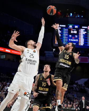 Real Madrid s Alex Len (l) and AS Monaco s Mike James during Euroleague Regular Season Round 24 match. January 22, 2026. (20260122259)