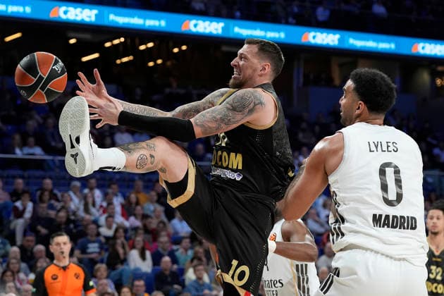 Real Madrid s Try Lyles (r) and AS Monaco s Daniel Theis during Euroleague Regular Season Round 24 match. January 22, 2026. (20260122241)