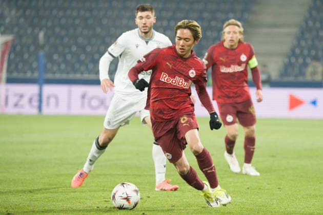 22 01 2026, Salzburg, Stadion Salzburg, Europa League: RB Salzburg - FC Basel, 8 Sota Kitano (Salzburg) controll the ball Salzburg Stadion Salzburg Salzburg Austria Copyright: xJustPictures.ch PascalxvonxBürenx jp-en-PaVoB-A7V06120-1