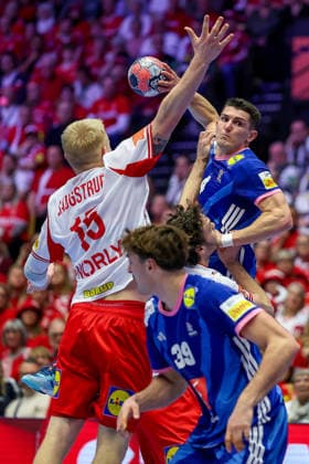 22.01.2026, Handball, Men s EHF EURO 2026, Frankreich - Dänemark, Jyske Bank Boxen in Herning, Dänemark, Main Round: Magnus Saugstrup Jensen (Denmark 15) und Niclas Vest Kirkelokke (Denmark 03) im Zweikampf gegen Aymeric Minne (France 04) Dänemark