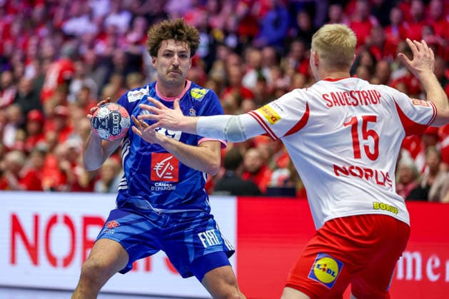 22.01.2026, Handball, Men s EHF EURO 2026, Frankreich - Dänemark, Jyske Bank Boxen in Herning, Dänemark, Main Round: Thibaud Briet (France 39) im Zweikampf gegen Magnus Saugstrup Jensen (Denmark 15) Dänemark