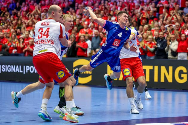 22.01.2026, Handball, Men s EHF EURO 2026, Frankreich - Dänemark, Jyske Bank Boxen in Herning, Dänemark, Main Round: Aymeric Minne (France 04) neben Simon Hald Jensen (Denmark 34) Dänemark