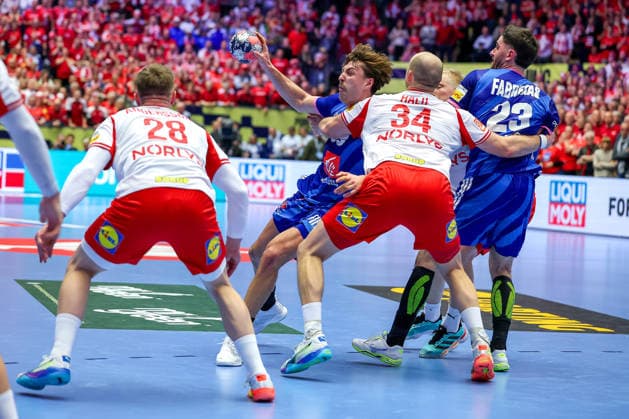 22.01.2026, Handball, Men s EHF EURO 2026, Frankreich - Dänemark, Jyske Bank Boxen in Herning, Dänemark, Main Round: Lasse Bredekjaer Andersson (Denmark 28) und Simon Bogetoft Pytlick (Denmark 43) verteidigen gegen Wallem-Konrad Peleka (France 30) und Ludovic Fabregas (France 23) Dänemark