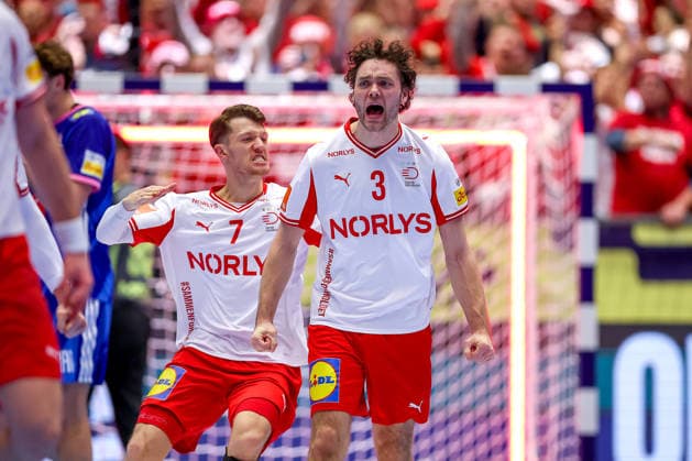 22.01.2026, Handball, Men s EHF EURO 2026, Frankreich - Dänemark, Jyske Bank Boxen in Herning, Dänemark, Main Round: Niclas Vest Kirkelokke (Denmark 03) jubelnd nach dem Tor neben Emil Jakobsen (Denmark 07) Dänemark