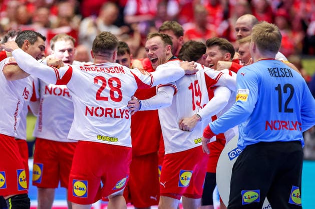 22.01.2026, Handball, Men s EHF EURO 2026, Frankreich - Dänemark, Jyske Bank Boxen in Herning, Dänemark, Main Round: xd29 Mathias Gidsel (Denmark 19) Emil Nielsen (Denmark 12) jubelnd Dänemark