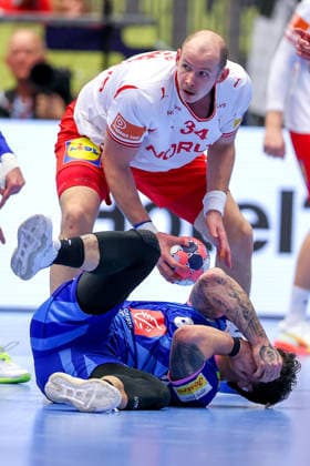 22.01.2026, Handball, Men s EHF EURO 2026, Frankreich - Dänemark, Jyske Bank Boxen in Herning, Dänemark, Main Round: Simon Hald Jensen (Denmark 34) neben Elohim Prandi (France 08) am Boden liegend Dänemark