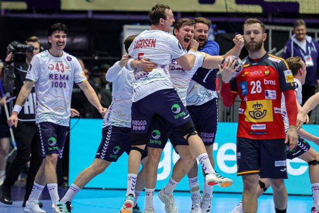 Norway Team Celebrate After the Match between SPAIN VS NORWAY, valid for Men s EHF EURO 2026 at Jyske Bank Boxen in Herning on 22 January 2026. Herning Jyske Bank Boxen Herning Denmark Copyright: xIMAGOx xPRIMExSPORTSxIMAGESx xANGELOxMOREIRAx