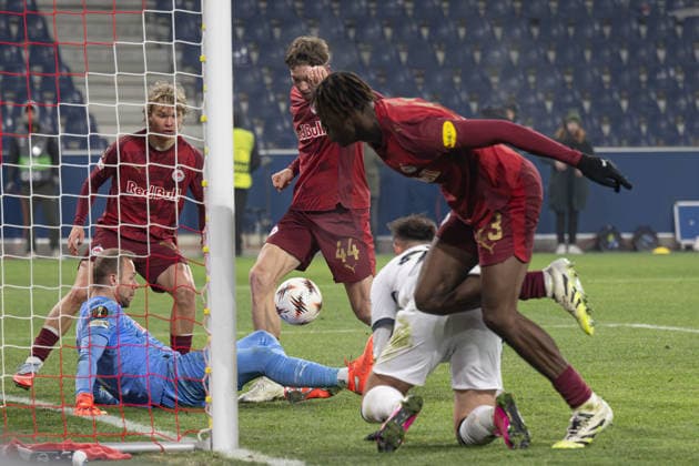 Salzburg, Österreich 22. Januar 2026: Europa League - 2025 2026 - RB Salzburg vs. FC Basel Im Bild: v.li. Torraumszene mit Torwart Alexander Schlager (RB), Frans Krätzig Kraetzig (RB), Jannik Schuster (RB), Albian Ajeti (FCB), Joane Gadou (RB) Red Bull Arena