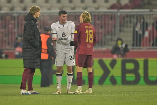Salzburg, Österreich 22. Januar 2026: Europa League - 2025 2026 - RB Salzburg vs. FC Basel Im Bild: v.li. Maurits Kjaergaard (RB), Flavius Daniliuc (FCB), der Ex Salzburger, Mads Bidstrup (RB) nach Spüielende Red Bull Arena Copyright: xFotostandx xWassmuthx