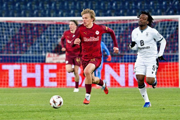 22 01 2026, Salzburg, Stadion Salzburg, Europa League: RB Salzburg - FC Basel, 13 Frans Krätzig (Salzburg) controll the ball against 9 Jeremy Agbonifo (Basel) Salzburg Stadion Salzburg Salzburg Austria Copyright: xJustPictures.ch PascalxvonxBürenx jp-en-PaVoB-Pavo_FCB_Salzburg_-13