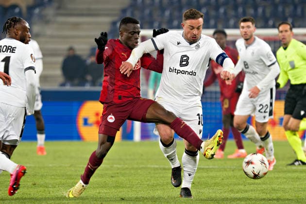 22 01 2026, Salzburg, Stadion Salzburg, Europa League: RB Salzburg - FC Basel, 5 Soumaila Diabate (Salzburg) battle for the ball ageinst 10 Xherdan Shaqiri (Basel) Salzburg Stadion Salzburg Salzburg Austria Copyright: xJustPictures.ch PascalxvonxBürenx jp-en-PaVoB-Pavo_FCB_Salzburg_-8