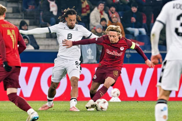 22 01 2026, Salzburg, Stadion Salzburg, Europa League: RB Salzburg - FC Basel, 8 Koba Koindredi (Basel) battle for the ball against 18 Mads Bidstrup (Salzburg) Salzburg Stadion Salzburg Salzburg Austria Copyright: xJustPictures.ch PascalxvonxBürenx jp-en-PaVoB-Pavo_FCB_Salzburg_-18