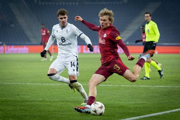 Frans Kraetzig 13 (FC Red Bull Salzburg) in Aktion gegen Andrej Bacanin 14 (FC Basel 1893), FC Salzburg vs. FC Basel 1893, Fussball, Maenner, UEFA Europa League, Saison 2025 2026, Ligaphase, 7. Spieltag, 22.01.2026 Wals-Siezenheim Salzburg Oesterreich