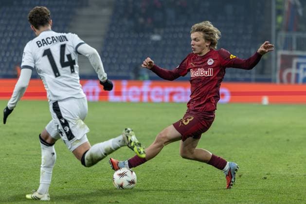 Frans Kraetzig 13 (FC Red Bull Salzburg) in Aktion gegen Andrej Bacanin 14 (FC Basel 1893), FC Salzburg vs. FC Basel 1893, Fussball, Maenner, UEFA Europa League, Saison 2025 2026, Ligaphase, 7. Spieltag, 22.01.2026 Wals-Siezenheim Salzburg Oesterreich