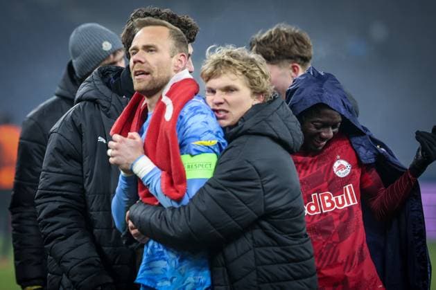 Frans Kraetzig 13 (FC Red Bull Salzburg) umarmt Alexander Schlager 1 (FC Red Bull Salzburg), Schlussjubel bei den Fans, FC Salzburg vs. FC Basel 1893, Fussball, Maenner, UEFA Europa League, Saison 2025 2026, Ligaphase, 7. Spieltag, 22.01.2026 Wals-Siezenheim Salzburg Oesterreich