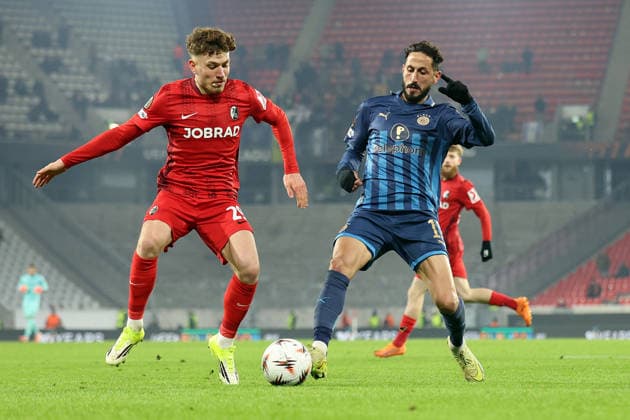 22.01.2026, xrekx, Fussball UEFA Europa League, SC Freiburg - Maccabi Tel Aviv v.l. Philipp Treu (SC Freiburg) Sagiv Jehezkel (Maccabi Tel Aviv) Zweikampf, Aktion, action, battle for the ball (DFL DFB REGULATIONS PROHIBIT ANY USE OF PHOTOGRAPHS as IMAGE SEQUENCES and or QUASI-VIDEO) Freiburg