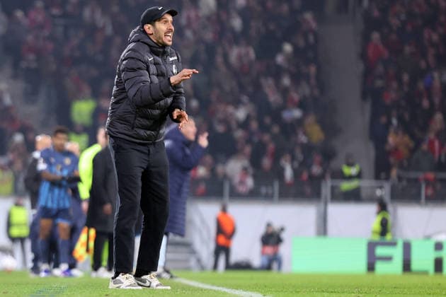 22.01.2026, xrekx, Fussball UEFA Europa League, SC Freiburg - Maccabi Tel Aviv v.l. Julian Schuster Trainer (SC Freiburg) gibt Anweisungen, gestikuliert, mit den Armen gestikulieren gives instructions, gesticulate (DFL DFB REGULATIONS PROHIBIT ANY USE OF PHOTOGRAPHS as IMAGE SEQUENCES and or QUASI-VIDEO) Freiburg
