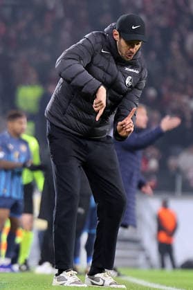 22.01.2026, xrekx, Fussball UEFA Europa League, SC Freiburg - Maccabi Tel Aviv v.l. Julian Schuster Trainer (SC Freiburg) gibt Anweisungen, gestikuliert, mit den Armen gestikulieren gives instructions, gesticulate (DFL DFB REGULATIONS PROHIBIT ANY USE OF PHOTOGRAPHS as IMAGE SEQUENCES and or QUASI-VIDEO) Freiburg