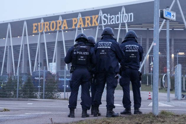 Polizei, Polizeieinsatz, SEK, Einsatzfahrzeuge, Blaulicht, Sicherheitskräfte, Absperrungen, Stadionumfeld, Kontrolle, Präsenz, Verkehrslenkung, Fans, Risikoanalyse, Gefahrenabwehr, öffentliche Sicherheit, Ordnung, Nahostkonflikt, erhöhte Sicherheitslage, Großveranstaltung, Fantrennung, Anti Israel Proteste, Antisemitismus Kundgebungen, Terrorprävention, Polizeischutz, Starke Polizeipräsenz vor Hochrisikospiel, Risikospiel, Gefährdungsniveau, Schadenslage, Einsatzkräfte , Deutschland, Fussball, UEFA Europa League, 7.Spieltag, Ligaphase, 2025 2026, SC Freiburg vs. Maccabi Tel Aviv, 22.01.2026, Europa-Park Stadion, Freiburg, Deutschland Freiburg Europa-Park Stadion Baden-Württemberg Deutschland Copyright: xArnexAmbergx