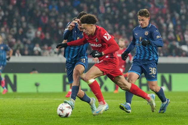 Derry Scherhant (SC Freiburg, 07) wird im Strafraum zu Fall gebracht , Deutschland, Fussball, UEFA Europa League, 7.Spieltag, Ligaphase, 2025 2026, SC Freiburg vs. Maccabi Tel Aviv, 22.01.2026, Europa-Park Stadion, Freiburg, Deutschland Freiburg Europa-Park Stadion Baden-Württemberg Deutschland Copyright: xArnexAmbergx