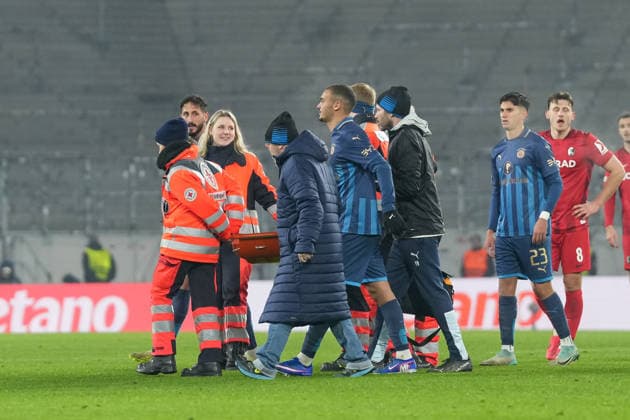Sanitäter auf dem Spielfeld, Zeitspiel , Deutschland, Fussball, UEFA Europa League, 7.Spieltag, Ligaphase, 2025 2026, SC Freiburg vs. Maccabi Tel Aviv, 22.01.2026, Europa-Park Stadion, Freiburg, Deutschland Freiburg Europa-Park Stadion Baden-Württemberg Deutschland Copyright: xArnexAmbergx
