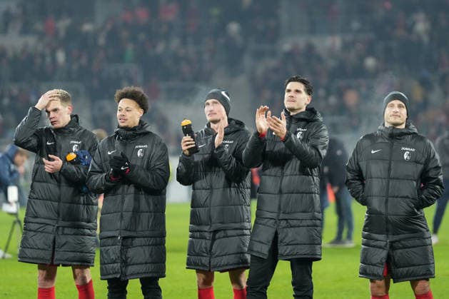 Matthias Ginter (SC Freiburg, 28), Derry Scherhant (SC Freiburg, 07), Patrick Osterhage (SC Freiburg, 06), Igor Matanovic (SC Freiburg, 31), Maximilian Eggestein (SC Freiburg, 08) Die Mannschaft bedankt sich bei den Fans und Ultras nach dem Spiel , Deutschland, Fussball, UEFA Europa League, 7.Spieltag, Ligaphase, 2025 2026, SC Freiburg vs. Maccabi Tel Aviv, 22.01.2026, Europa-Park Stadion, Freiburg, Deutschland Freiburg Europa-Park Stadion Baden-Württemberg Deutschland Copyright: xArnexAmbergx