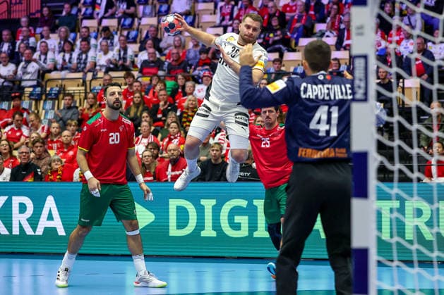22.01.2026, Handball, Men s EHF EURO 2026, Deutschland - Portugal, Jyske Bank Boxen in Herning, Dänemark, Main Round: Lukas Mertens (Germany 36) wirft auf das Tor von Gustavo Alexandre Cascao Capdeville (Portugal 41) Dänemark