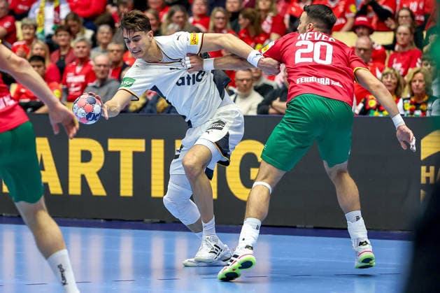 22.01.2026, Handball, Men s EHF EURO 2026, Deutschland - Portugal, Jyske Bank Boxen in Herning, Dänemark, Main Round: Julian Köster (Germany 18) im Zweikampf gegen Miguel Jose Soares Neves (Portugal 20) Dänemark