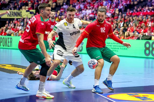 22.01.2026, Handball, Men s EHF EURO 2026, Deutschland - Portugal, Jyske Bank Boxen in Herning, Dänemark, Main Round: Johannes Golla (Germany 04) im Zweikampf gegen Francisco Mota Costa (Portugal 26) Luis Diogo Sousa Frade (Portugal 82) Dänemark