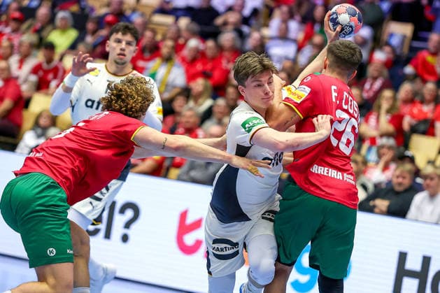 22.01.2026, Handball, Men s EHF EURO 2026, Deutschland - Portugal, Jyske Bank Boxen in Herning, Dänemark, Main Round: Nils Lichtlein (Germany 03) im Zweikampf gegen Gabriel Oliveira Cavalcanti (Portugal 95) Francisco Mota Costa (Portugal 26) Dänemark