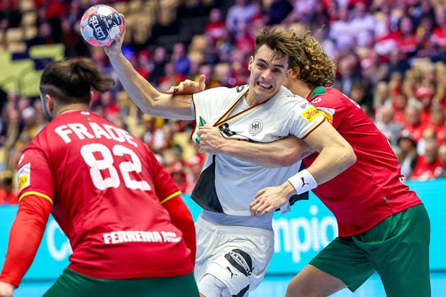 22.01.2026, Handball, Men s EHF EURO 2026, Deutschland - Portugal, Jyske Bank Boxen in Herning, Dänemark, Main Round: Julian Köster (Germany 18) im Zweikampf gegen Gabriel Oliveira Cavalcanti (Portugal 95) Dänemark
