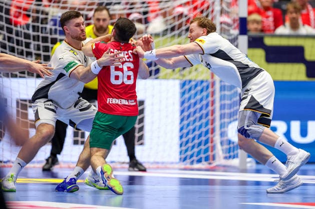 22.01.2026, Handball, Men s EHF EURO 2026, Deutschland - Portugal, Jyske Bank Boxen in Herning, Dänemark, Main Round: Joao Pedro Vinhas Silva Gomes (Portugal 66) im Zweikampf gegen Johannes Golla (Germany 04) Tom Kiesler (Germany 30) Dänemark