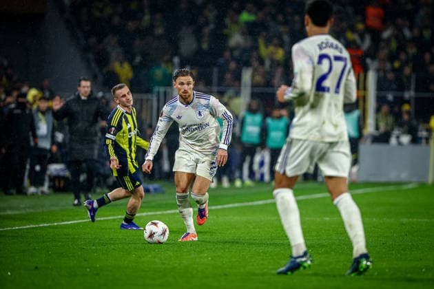 Fenerbahce vs Aston Villa UEFA Europa League 2025-26 MD7 Matty Cash of Aston Villa FC in action during the match. Fenerbahce and Aston Villa faced each other at UEFA Europa League 2025 26 League Phase MD7. The match took place in Chobani Fenerbahce Sukru Saracoglu Stadium on January 22th, 2026. Istanbul Istanbul Turkey Copyright: xBurakxBasturkx
