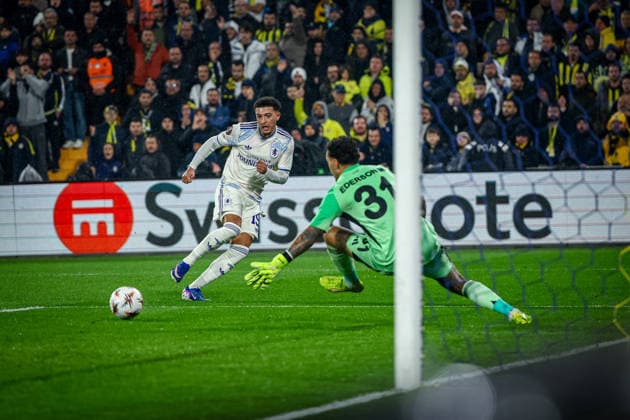 Fenerbahce vs Aston Villa UEFA Europa League 2025-26 MD7 Jadon Sancho of Aston Villa FC passes the ball during the match. Fenerbahce and Aston Villa faced each other at UEFA Europa League 2025 26 League Phase MD7. The match took place in Chobani Fenerbahce Sukru Saracoglu Stadium on January 22th, 2026. Istanbul Istanbul Turkey Copyright: xBurakxBasturkx