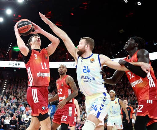 von links vorn Vladimir LUCIC (Muenchen), Matthew COSTELLO (Valencia),Issac NOGUES (Valencia), Basketball Euro League, 22.01.26 Vladimir LUCIC (Muenchen), Matthew COSTELLO (Valencia), Wenyen GABRIEL (Muenchen), FC Bayern Basketball vs Valencia Basket, SAP Garden, Muenchen, Copyright: WolfgangxFehrmann