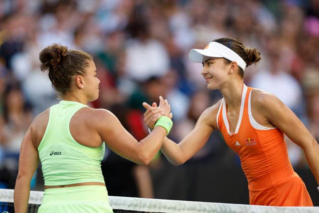 TENNIS AUSTRALIAN OPEN, Jasmine Paolini of Italy congratulates Iva Jovic of the USA on her win in their Women™s 3rd round match on day 6 of the 2026 Australian Open tennis tournament at Melbourne Park in Melbourne, Friday, January 23, 2026. ( NO ARCHIVING MELBOURNE VICTORIA AUSTRALIA  Copyright: xROBxPREZIOSOx 20260123144507266685