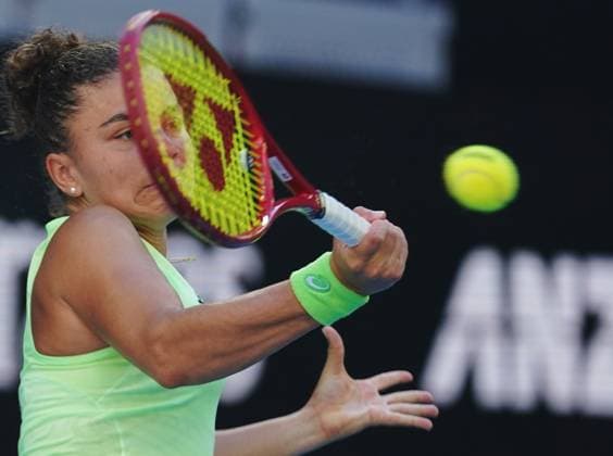 (260122) -- MELBOURNE, Jan. 23, 2026 -- Jasmine Paolini of Italy hits a return during the women s singles 3rd round match against Iva Jovic of the United States at the Australian Open tennis tournament in Melbourne, Australia, Jan. 23, 2026. (Photo by Xinhua) (SP)AUSTRALIA-MELBOURNE-TENNIS-AUSTRALIAN OPEN-WOMEN S SINGLES WangxShen 