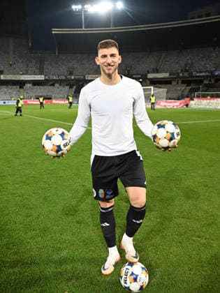 Jovo Lukic pozeaza alaturi de trei mingi in memoria celor trei goluri reusite in meciul de fotbal dintre Universitatea Cluj si FC Hermannstadt, contÃ¢nd pentru Superliga Superbet, desfÄƒÈ™urat pe Cluj Arena din Cluj Napoca, duminica 7 decembrie 2025. Cluj *** Jovo Lukic poses with three balls in memory of the three goals scored in the football match between Universitatea Cluj and FC Hermannstadt, played at the Cluj Arena in Cluj Napoca, Sunday, December 7, 2025 Cluj Copyright: xRÄƒzvanxPasarica SPORTxPICTURESx