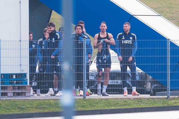 23.01.2026, Fussball, Saison 2025 2026, Training FC Schalke 04, v. l. Anton Donkor (FC Schalke 04), Nikola Katic (FC Schalke 04), Edin Dzeko (FC Schalke 04), Gelsenkirchen Trainingsgelände des S04 Hamburg Deutschland xRHR-FOTO DEx