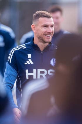 23.01.2026, Fussball, Saison 2025 2026, Training FC Schalke 04, Edin Dzeko (FC Schalke 04) lacht, Gelsenkirchen Trainingsgelände des S04 Hamburg Deutschland xRHR-FOTO DEx