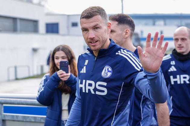 23.01.2026, Fussball, Saison 2025 2026, Training FC Schalke 04, Edin Dzeko (FC Schalke 04) kommt zum Training und winkt den Fans, Gelsenkirchen Trainingsgelände des S04 Hamburg Deutschland xRHR-FOTO DEx