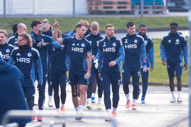 23.01.2026, Fussball, Saison 2025 2026, Training FC Schalke 04, v. l. Nikola Katic (FC Schalke 04) spricht mit Edin Dzeko (FC Schalke 04) auf dem Weg zum Training, Gelsenkirchen Trainingsgelände des S04 Hamburg Deutschland xRHR-FOTO DEx