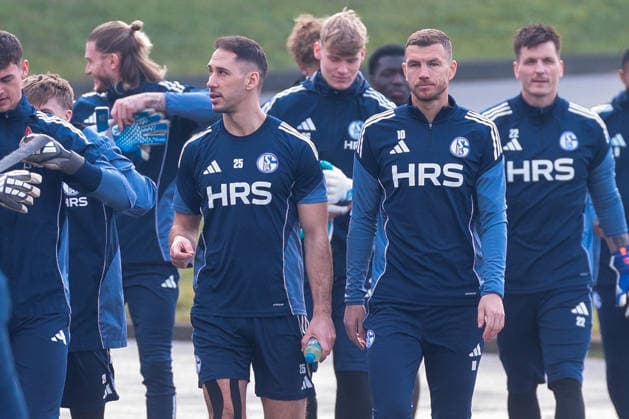 23.01.2026, Fussball, Saison 2025 2026, Training FC Schalke 04, v. l. Nikola Katic (FC Schalke 04), Edin Dzeko (FC Schalke 04) auf dem Weg zum Training, Gelsenkirchen Trainingsgelände des S04 Hamburg Deutschland xRHR-FOTO DEx