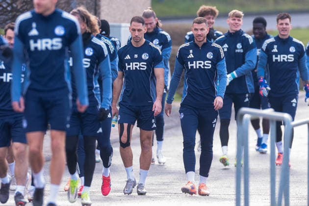 23.01.2026, Fussball, Saison 2025 2026, Training FC Schalke 04, v. l. Nikola Katic (FC Schalke 04), Edin Dzeko (FC Schalke 04) gehen zum Training Gelsenkirchen Trainingsgelände des S04 Hamburg Deutschland xRHR-FOTO DEx
