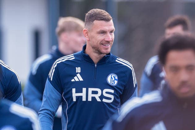 23.01.2026, Fussball, Saison 2025 2026, Training FC Schalke 04, Edin Dzeko (FC Schalke 04) lacht, Gelsenkirchen Trainingsgelände des S04 Hamburg Deutschland xRHR-FOTO DEx