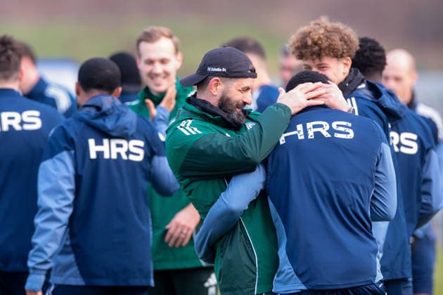 23.01.2026, Fussball, Saison 2025 2026, Training FC Schalke 04, v. l. Trainer Miron Muslic (FC Schalke 04) umarmt (FC Schalke 04) und lacht, Gelsenkirchen Trainingsgelände des S04 Hamburg Deutschland xRHR-FOTO DEx