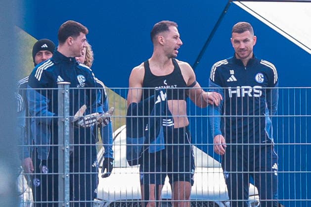 23.01.2026, Fussball, Saison 2025 2026, Training FC Schalke 04, v. l. Torwart Luca Podlech (FC Schalke 04), Nikola Katic (FC Schalke 04), Edin Dzeko (FC Schalke 04), Gelsenkirchen Trainingsgelände des S04 Hamburg Deutschland xRHR-FOTO DEx