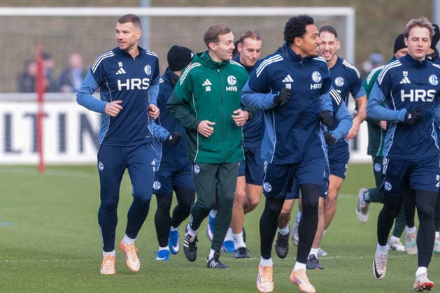 23.01.2026, Fussball, Saison 2025 2026, Training FC Schalke 04, Edin Dzeko (FC Schalke 04) macht sich warm, Gelsenkirchen Trainingsgelände des S04 Hamburg Deutschland xRHR-FOTO DEx